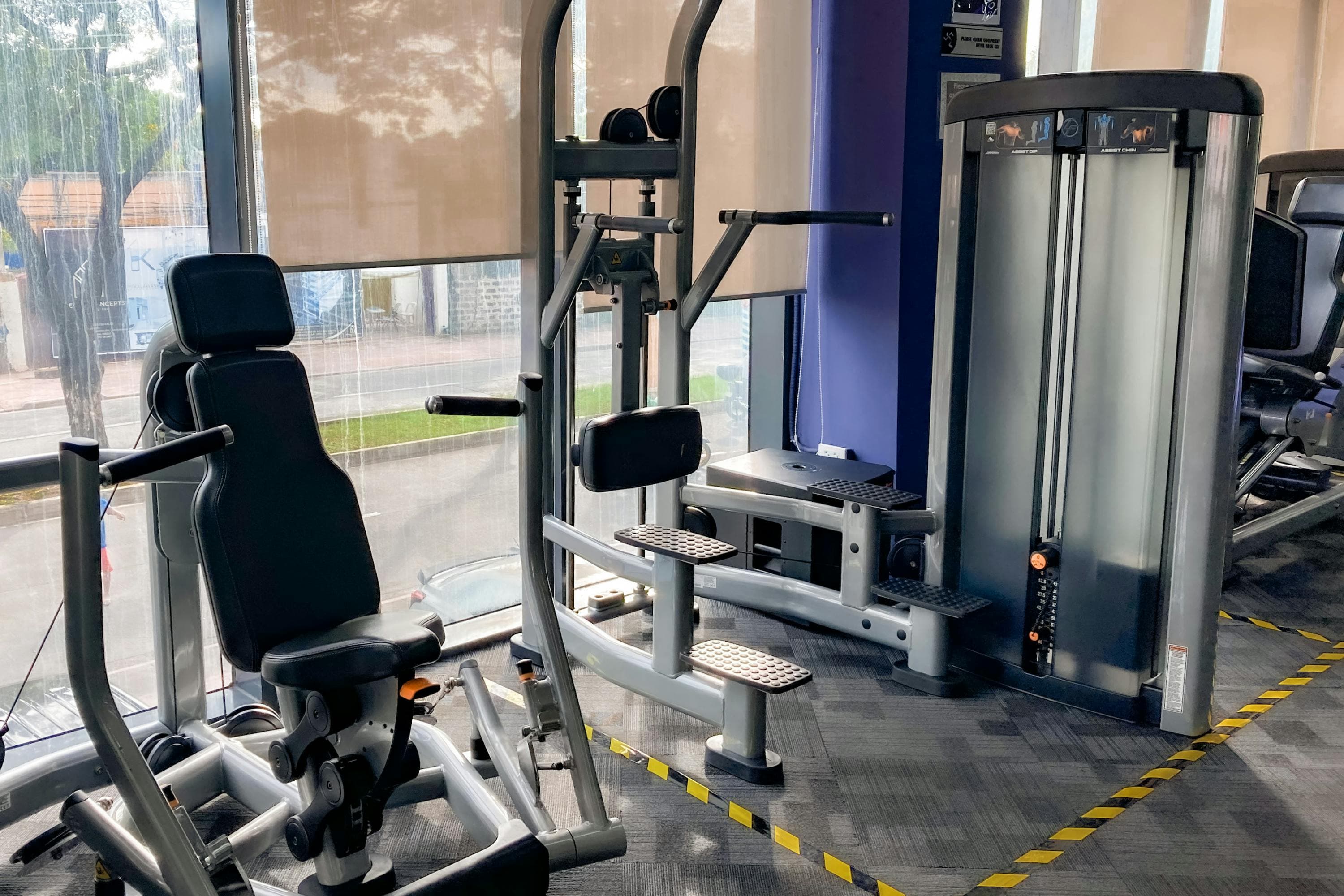 Siłownia ze sprzętem fitness